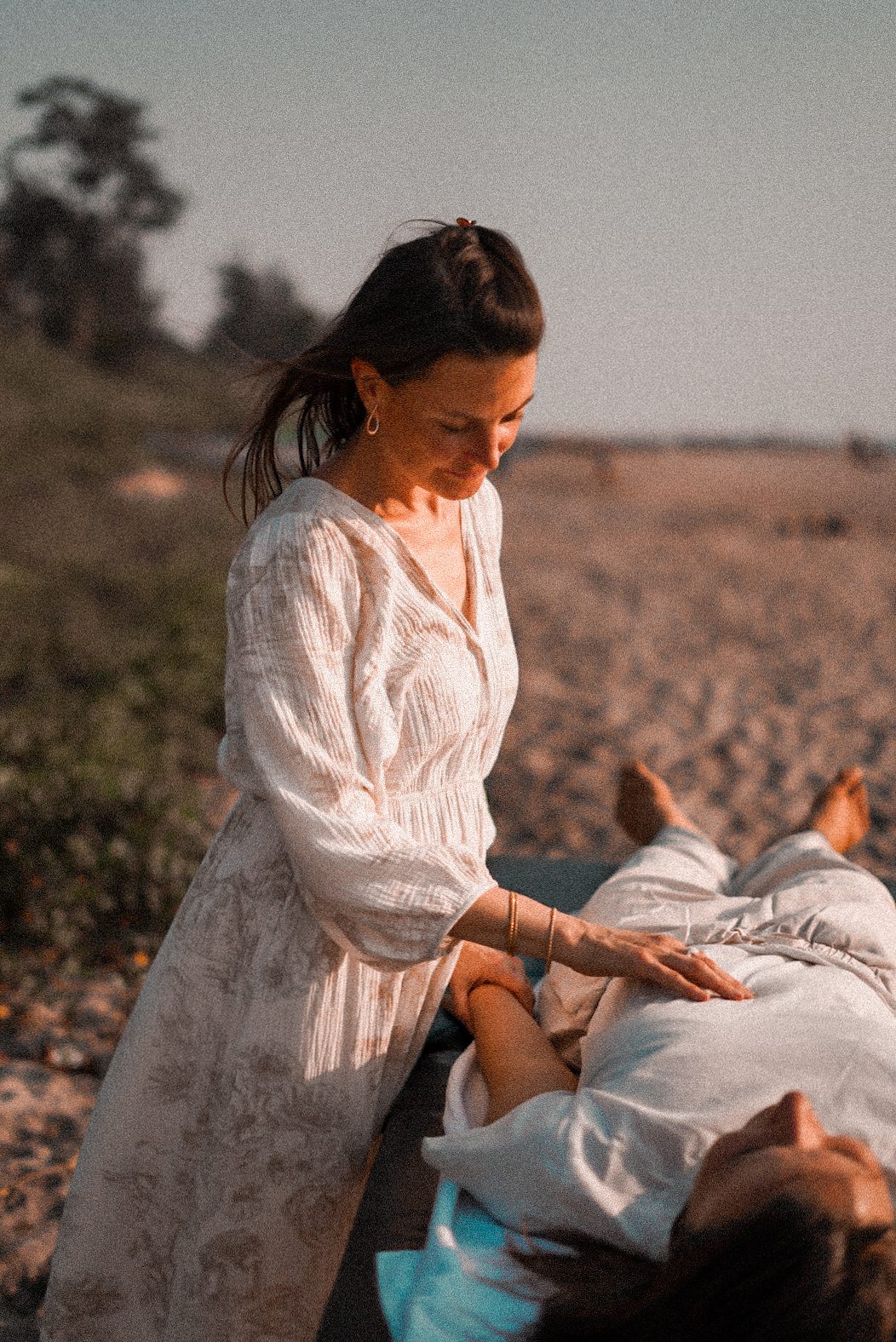 Virginie Jeannière en séance de kinésiologie au coucher de soleil